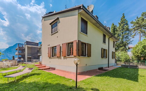 Le Busatte: Casa, Casa, Zona Residenziale, Architettura, Insediamento Umano, Balcone, Sobborgo, Estate, Cortile, Dipingere