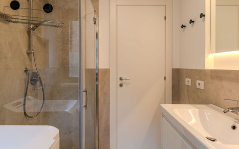 Le Busatte: Bagno, Pavimentazione, Idraulico Fixture, Pavimento, Parete, Lavandino Del Bagno, Interior Design, Specchio, Legna, Lavello