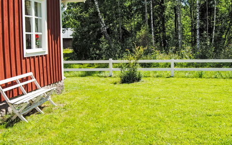 Torpet i Småland: Mobilia, Shade, Portico, Sedia, Mobili Da Esterno, Struttura Esterna, Eco Hotel, Balcone, Pergola, Deck