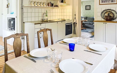 Torpet i Småland: Mobilia, Interior Design, Pavimentazione, Pavimento, Legna, Sala Da Pranzo, Cucina & Sala Da Pranzo Tavolo, Sedia, Soffitto, Tavolo