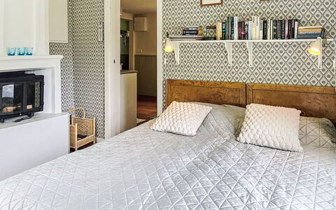 Torpet i Småland: Interior Design, Camera Da Letto, Parete, Letto, Legna, Bedding, Lenzuolo, Mobilia, Pavimentazione, Pavimento