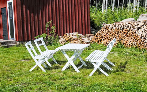 Torpet i Småland: Mobilia, Shade, Portico, Sedia, Mobili Da Esterno, Struttura Esterna, Eco Hotel, Balcone, Pergola, Deck