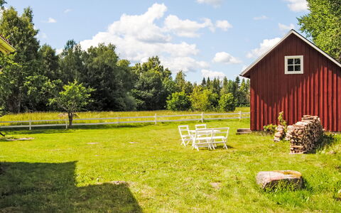Torpet i Småland: Mobilia, Shade, Portico, Sedia, Mobili Da Esterno, Struttura Esterna, Eco Hotel, Balcone, Pergola, Deck