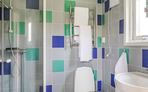 Ringenäs: Interior Design, Bagno, Pavimentazione, Idraulico Fixture, Pavimento, Lavandino Del Bagno, Idraulico, Lavello, Rubinetto, Soffitto