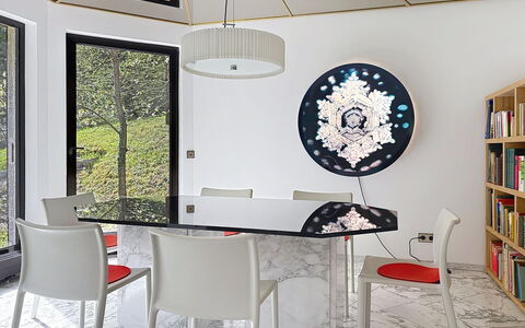Villa 111 an der Loreley mit Sauna: Mobilia, Interior Design, Tavolo, Pavimentazione, Sedia, Pavimento, Cucina & Sala Da Pranzo Tavolo, Illuminazione, Sala Da Pranzo, Bicchiere