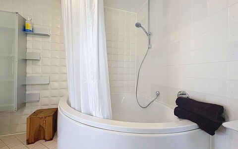 Villa 111 an der Loreley mit Sauna: Bagno, Idraulico Fixture, Parete, Vasca Da Bagno, Interior Design, Pavimentazione, Pavimento, Idraulico, Piastrella, Rubinetto