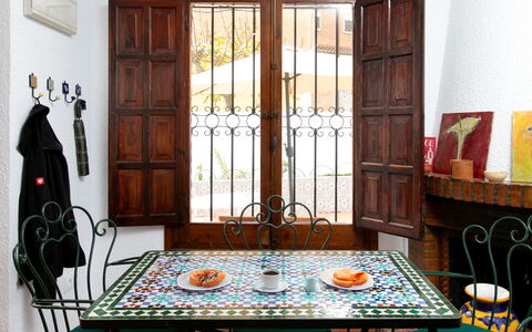 Nerja Beach Center: Mobilia, Interior Design, Tavolo, Pavimentazione, Pavimento, Sala Da Pranzo, Sedia, Cucina & Sala Da Pranzo Tavolo, Color Legno, Bicchiere