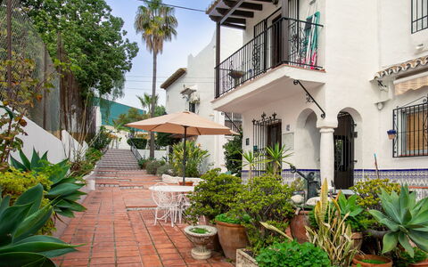 Nerja Beach Center: Vaso Di Fiori, Balcone, Porta, Pianta Della Casa, Hacienda, Cortile