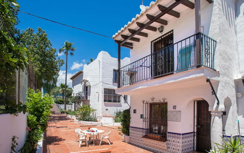 Nerja Beach Center: Quartiere, Zona Residenziale, Porta, Casa, Balcone, Pianta Della Casa, Vaso Di Fiori