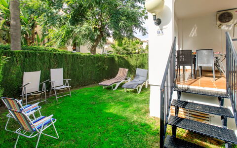Valparaiso: Prato, Giardino, Shade, Cortile, Backyard, Landscaping, Mobili Da Esterno, Recinzione