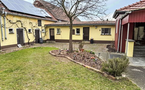 Mit Großem Garten: Casa, Tetto, Casa, Zona Residenziale, Villetta, Backyard, Cortile, Prato, Giardino, Driveway