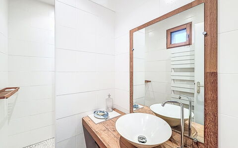Kervourden: Pavimentazione, Idraulico Fixture, Bagno, Interior Design, Pavimento, Rubinetto, Lavello, Lavandino Del Bagno, Idraulico, Specchio