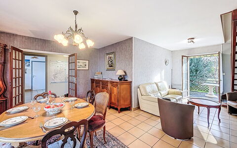 Maison Caradec: Arbusto, Giardino, Villetta, Shade, Landscaping, Cortile, Backyard, Villa, Agriturismo, Pianta Della Casa