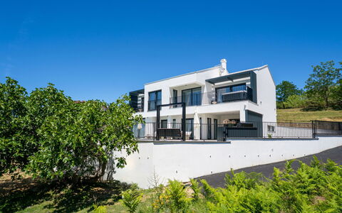 Loparia: Cielo, Blu, Zona Residenziale, Casa, Estate, Dimora, Villa, Recinzione