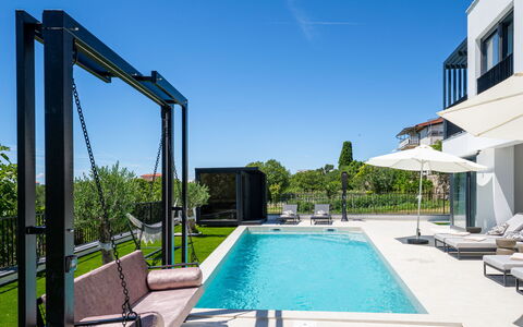 Loparia: Piscina, Tempo Libero, Materiale Composito, Mobili Da Esterno, Ricorrere, Shade, Eco Hotel, Landscaping, Estate, Villa