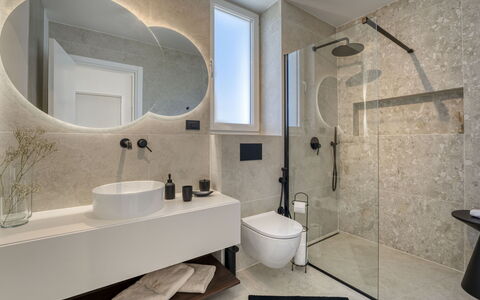 Loparia: Pavimentazione, Interior Design, Parete, Idraulico Fixture, Bagno, Pavimento, Specchio, Lavandino Del Bagno, Lavello, Rubinetto