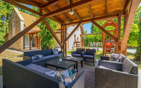 Badacsonyörs 101: Legna, Villetta, Latifoglie, Portico, Color Legno, Shade, Eco Hotel, Giardino, Estate, Deck