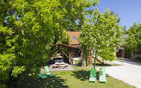 Badacsonyörs 101: Shade, Villetta, Giardino, Backyard, Cortile, Struttura Esterna, Eco Hotel, Mobili Da Esterno, Tavolo Esterno, Edifici Giardino
