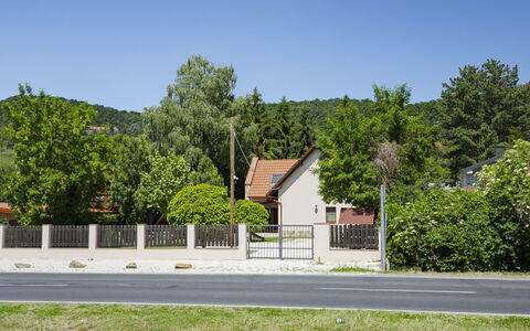 Badacsonyörs 101: Albero, Casa, Zona Residenziale, Arbusto, Casa, Insediamento Umano, Villetta, Recinzione, Sobborgo