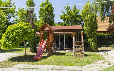 Petka: Legna, Campo Da Giuoco, Attrezzatura Giochi All'Aperto, Spazio Pubblico, Shade, Giardino, Tempo Libero, Prato, Backyard, Terreno Di Gioco