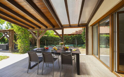 Petka: Legna, Mobilia, Mobili Da Esterno, Interior Design, Pavimentazione, Sedia, Shade, Soffitto, Fascio, Portico