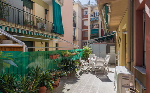 Elide: Appartamento, Balcone, Vaso Di Fiori, Pianta Della Casa
