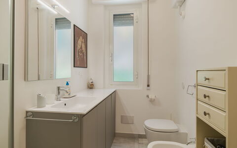 Elide: Lavandino Del Bagno, Pavimentazione, Bagno, Idraulico Fixture, Interior Design, Pavimento, Parete, Lavello, Mobiletto Del Bagno, Rubinetto