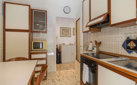 Elide: Pavimentazione, Legna, Pavimento, Interior Design, Cucina, Controsoffitto, Mobilia, Apparecchio Major, Camera, Cabinetry