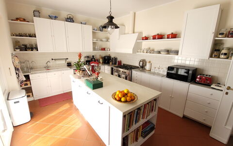 Villa El Olivar: Cucina, Cabinetry, Elettrodomestico Da Cucina, Controsoffitto, Interior Design, Mobilia, Pavimentazione, Apparecchio Major, Legna, Mensola