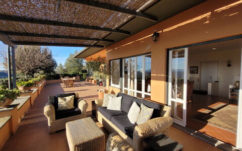 Villa El Olivar: Mobilia, Sedia, Shade, Mobili Da Esterno, Casa, Portico, Balcone, Divano, Eco Hotel, Color Legno