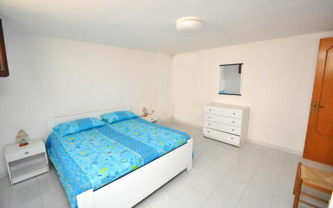Appartamento Calanca, Marina di Mancaversa: Mobilia, Letto, Camera Da Letto, Pavimento, Pavimentazione, Interior Design, Legna, Lenzuolo, Bedding, Camera