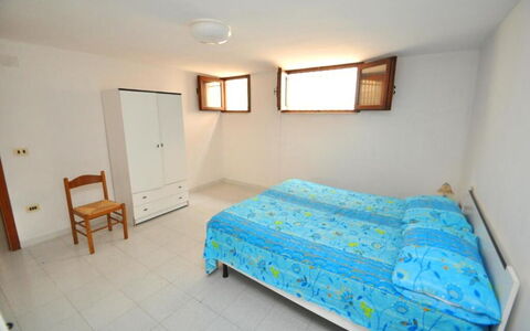 Appartamento Calanca, Marina di Mancaversa: Letto, Camera Da Letto, Pavimento, Lenzuolo, Mobilia, Bedding, Legna, Interior Design, Pavimentazione, Camera
