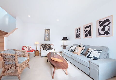 Magdanela: Mobilia, Interior Design, Pavimentazione, Pavimento, Divano, Legna, Camera, Soggiorno, Soffitto, Tavolo