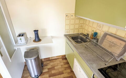 Les Jardins du Soleil: Pavimentazione, Cucina, Apparecchio Major, Elettrodomestico Da Cucina, Pavimento, Controsoffitto, Legna, Interior Design, Camera, Lavandino Della Cucina