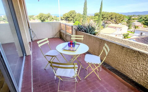 Les Jardins du Soleil: Mobilia, Mobili Da Esterno, Sedia, Balcone, Tavolo Esterno, Shade, Color Legno, Eco Hotel, Cucina & Sala Da Pranzo Tavolo, Pianta Della Casa