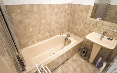 Les Jardins du Soleil: Bagno, Parete, Pavimentazione, Idraulico Fixture, Vasca Da Bagno, Pavimento, Interior Design, Idraulico, Piastrella, Rubinetto