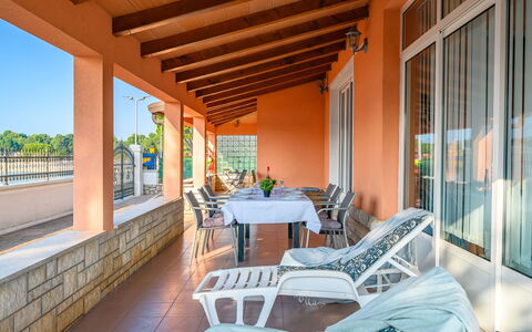 Villa Rita: Interior Design, Pavimentazione, Pavimento, Materiale Composito, Piscina, Soffitto, Ricorrere, Mobili Da Esterno, Appartamento, Sedia