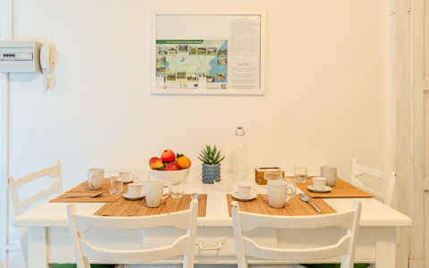 Centro Storico Porlezza: Mobilia, Interior Design, Legna, Tavolo, Pavimentazione, Sedia, Pavimento, Sala Da Pranzo, Cucina & Sala Da Pranzo Tavolo, Camera