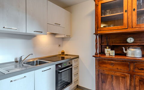 Centro Storico Porlezza: Cabinetry, Controsoffitto, Cucina, Mobilia, Elettrodomestico Da Cucina, Legna, Interior Design, Pavimentazione, Apparecchio Major, Credenza