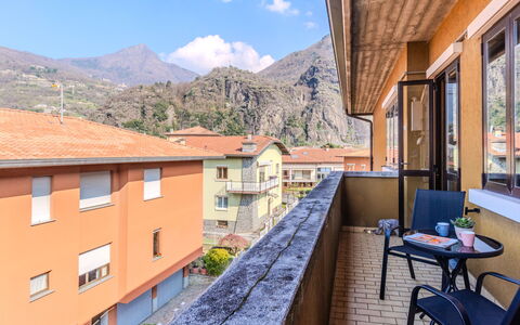Como Lake Blu & Green: Zona Residenziale, Casa, Appartamento, Balcone, Paesino Di Montagna