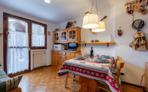 Maisonette Grand Soleil: Interior Design, Mobilia, Legna, Camera, Soffitto, Pavimentazione, Pavimento, Casa, Cabinetry, Appartamento