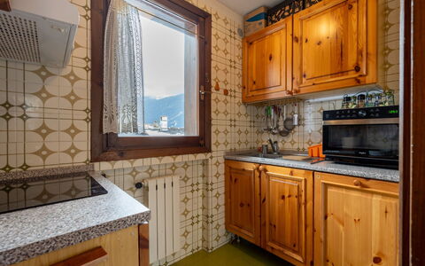 Maisonette Grand Soleil: Legna, Interior Design, Cucina, Cabinetry, Controsoffitto, Pavimentazione, Camera, Credenza, Soffitto, Apparecchio Major