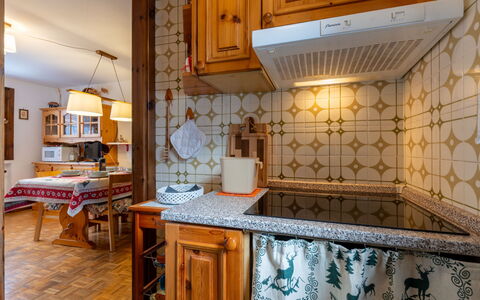 Maisonette Grand Soleil: Interior Design, Legna, Pavimentazione, Cucina, Pavimento, Cabinetry, Soffitto, Controsoffitto, Marrone, Camera