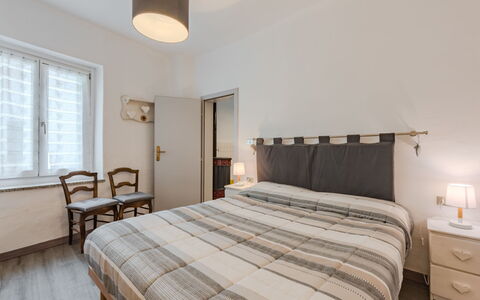 Catherine: Letto, Mobilia, Interior Design, Camera Da Letto, Bedding, Lenzuolo, Legna, Pavimento, Camera, Soffitto