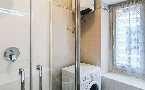 Catherine: Pavimentazione, Pavimento, Idraulico Fixture, Interior Design, Lavatrice, Bagno, Camera, Rubinetto, Idraulico, Lavello