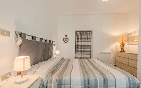 Catherine: Mobilia, Letto, Interior Design, Bedding, Camera Da Letto, Lenzuolo, Parete, Camera, Biancheria, Legna