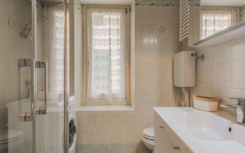 Catherine: Bagno, Lavandino Del Bagno, Idraulico Fixture, Interior Design, Parete, Lavello, Pavimentazione, Pavimento, Rubinetto, Gabinetto