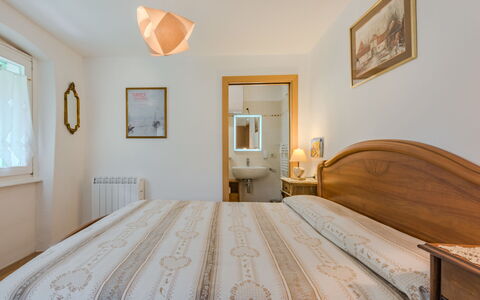 Catherine: Letto, Mobilia, Interior Design, Camera Da Letto, Parete, Lenzuolo, Bedding, Legna, Soffitto, Camera