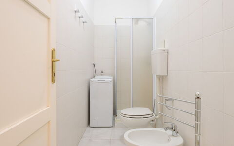 Parigi: Toilet Seat, Pavimentazione, Parete, Gabinetto, Pavimento, Idraulico Fixture, Interior Design, Bagno, Camera, Idraulico