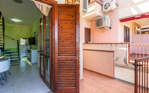 Parigi: Legna, Pavimento, Pavimentazione, Interior Design, Soffitto, Casa, Appartamento, Porta, Color Legno, Balcone